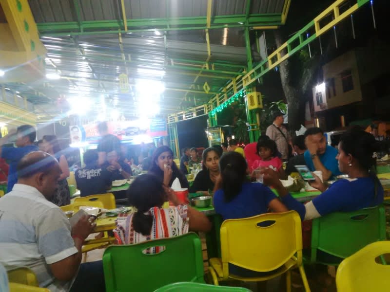 Suasana ramainya pengunjung di Ucok Durian