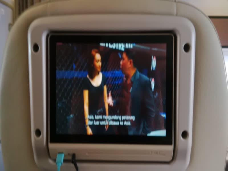 Fasilitas hiburan di kelas bisnis Batik Air. Sayang tayangan travelingnya lebih banyak tentang destinasi di negara tetangga, ketimbang Indonesia