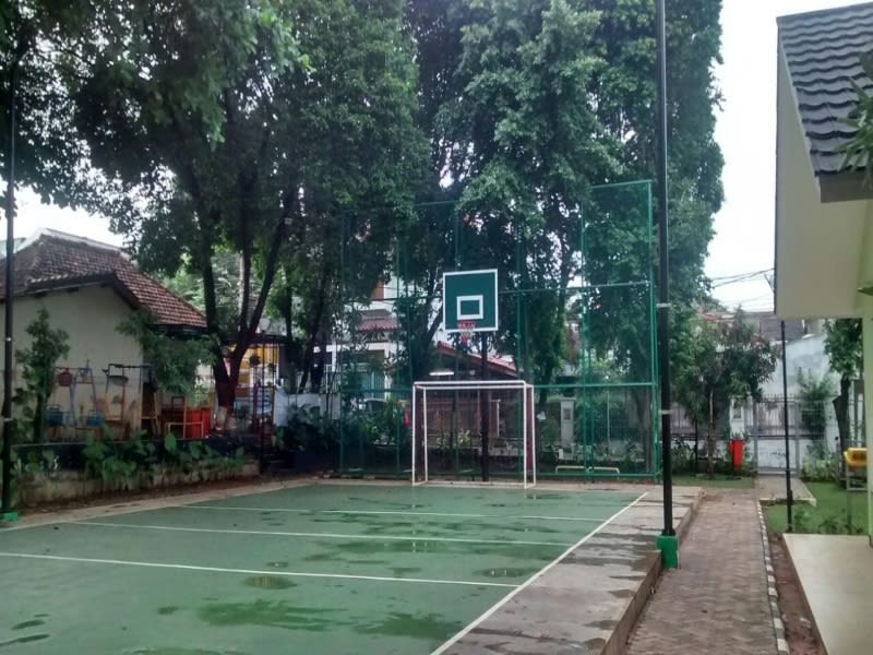 Di RPTRA Taman Sawo ada lapangan sepakbola mini dan lapangan basket