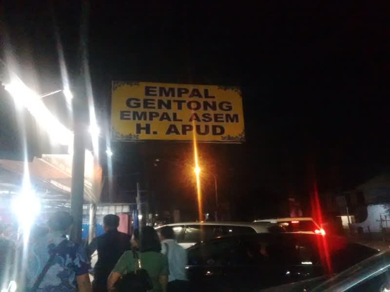 Rumah makan Empal Gentong Haji Apud di Jalan Raya Plered, Cirebon