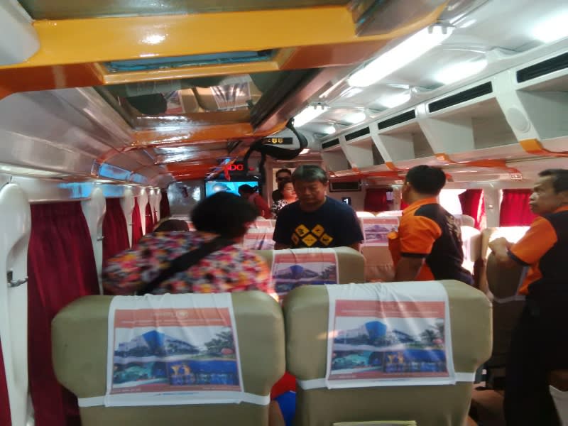 Suasana di dalam kereta Argo Jati jurusan Jakarta-Cirebon