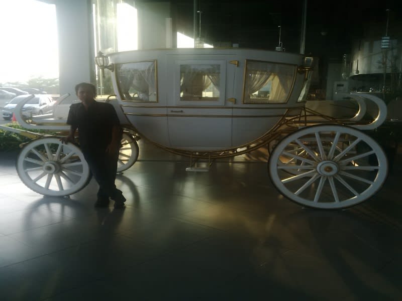 Narsis di depan replika kereta kencana Keraton Cirebon di teras lobi Hotel Aston, Cirebon