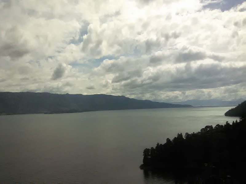 Indahnya Danau Toba di potret saat perjalanan pulang dari Balige
