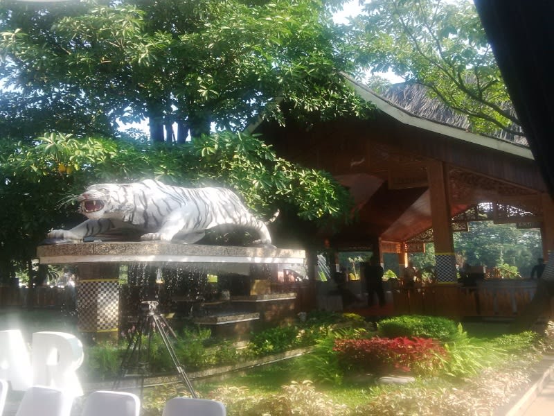Patung harimau putih di Taman Maya Datar, Purwakarta