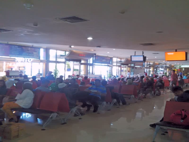 Suasana di ruang tunggu penumpang Bandara Adisutjipto, Sleman