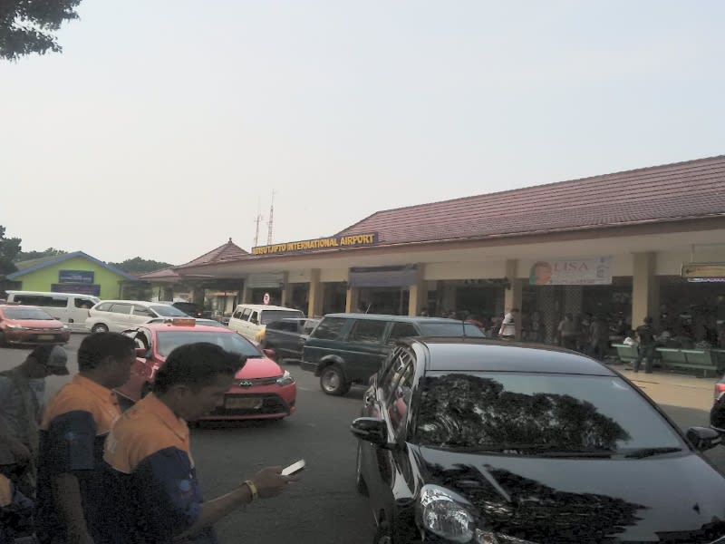 Tampak depan Bandara Adisutjipto