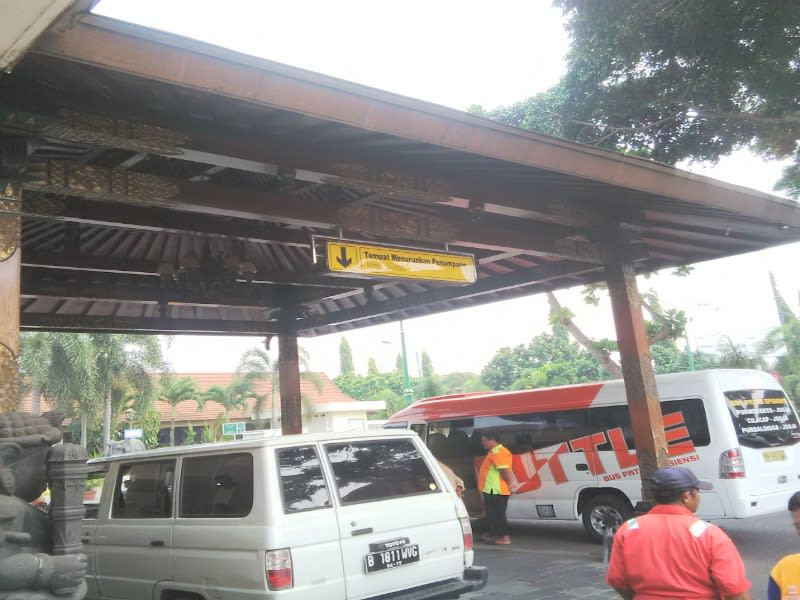 Pendopo tempat menurunkan penumpang di Bandara Adisutjipto, Sleman