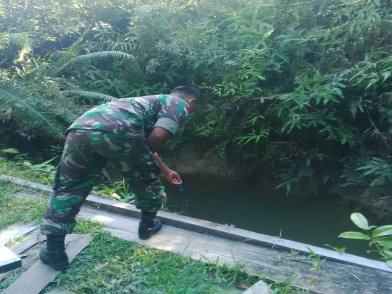 Serba darurat, air untuk mandi pun diambil dari sebuah kubangan