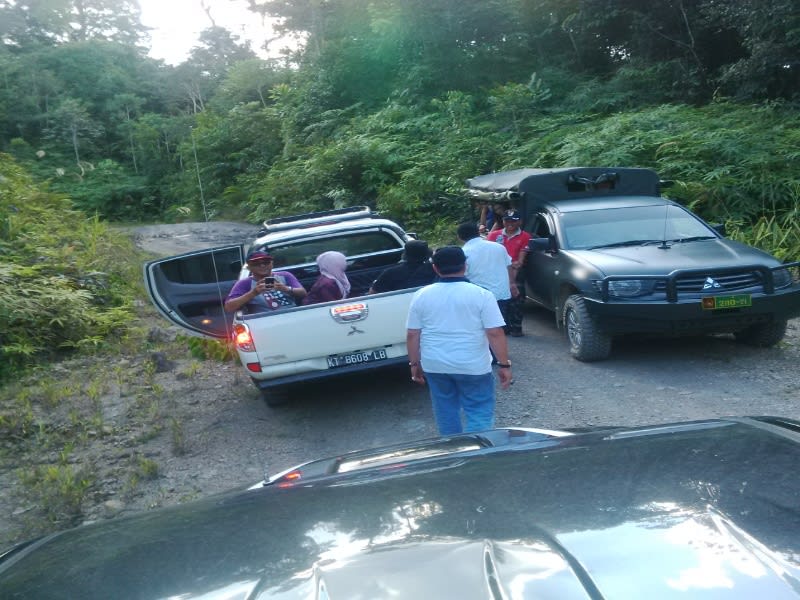 Jalan menuju pos TNI di perbatasan RI-Malaysia sempit, hanya muat dua mobil