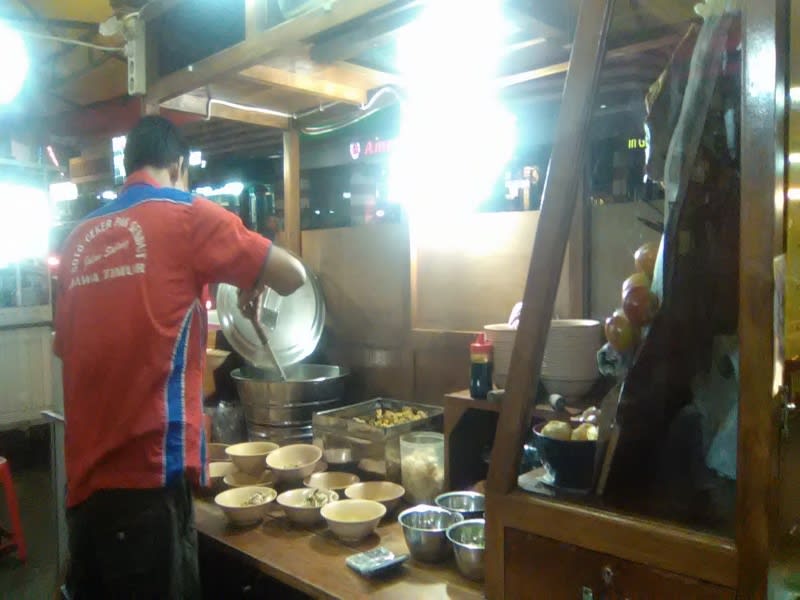 Pelayan Warung Soto Pak Gendut sedang melayani pesanan