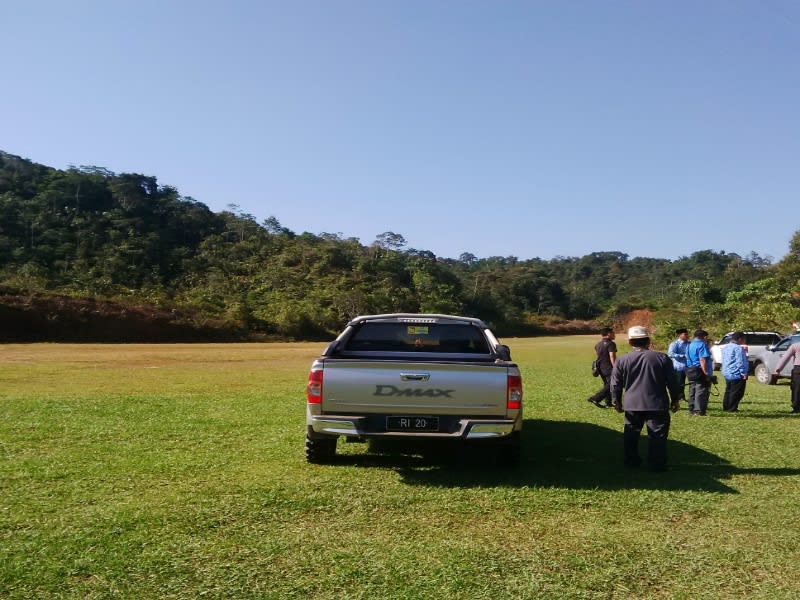 Bandara dengan landasan berumput di Long Nawang