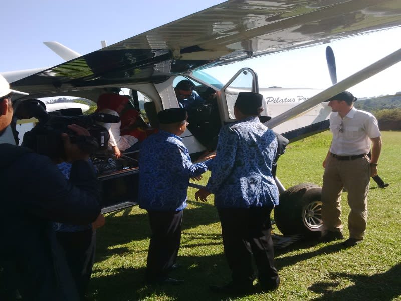 Kedatangan Mendagri di Bandara berumput di Desa Long Nawang