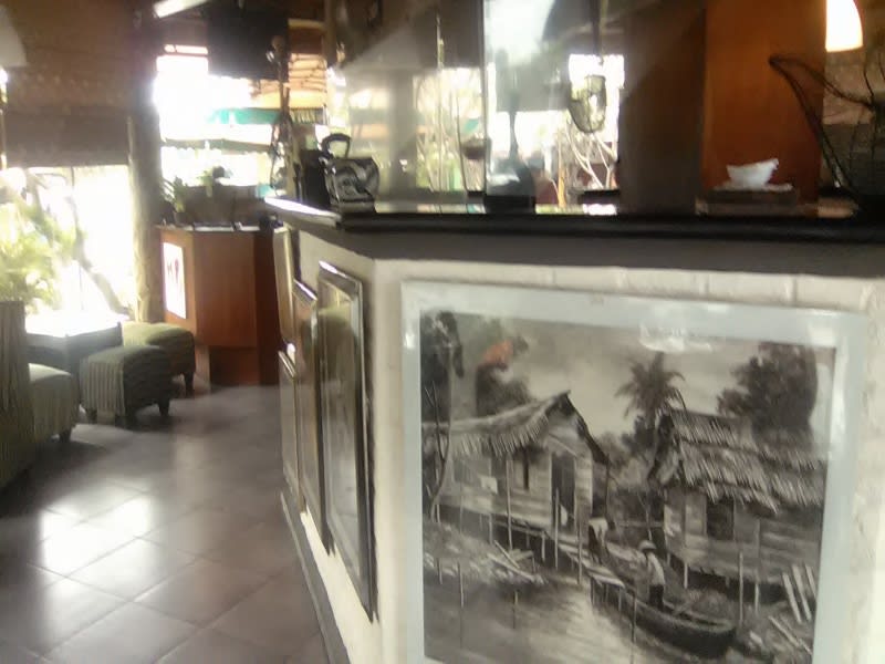 Banyak lukisan dipajang membuat D'7uan mirip galeri seni