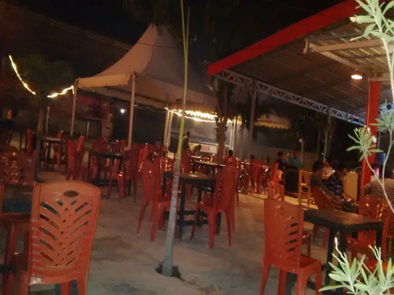 Pengunjung Warkop Aweng, bisa memilih ngopi di area terbuka