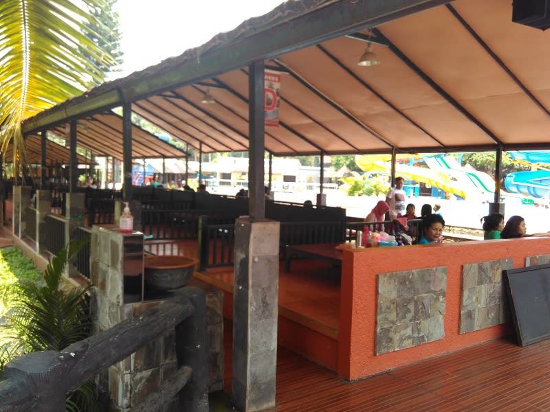 Saung-saung-tempat-pengunjung-menunggu