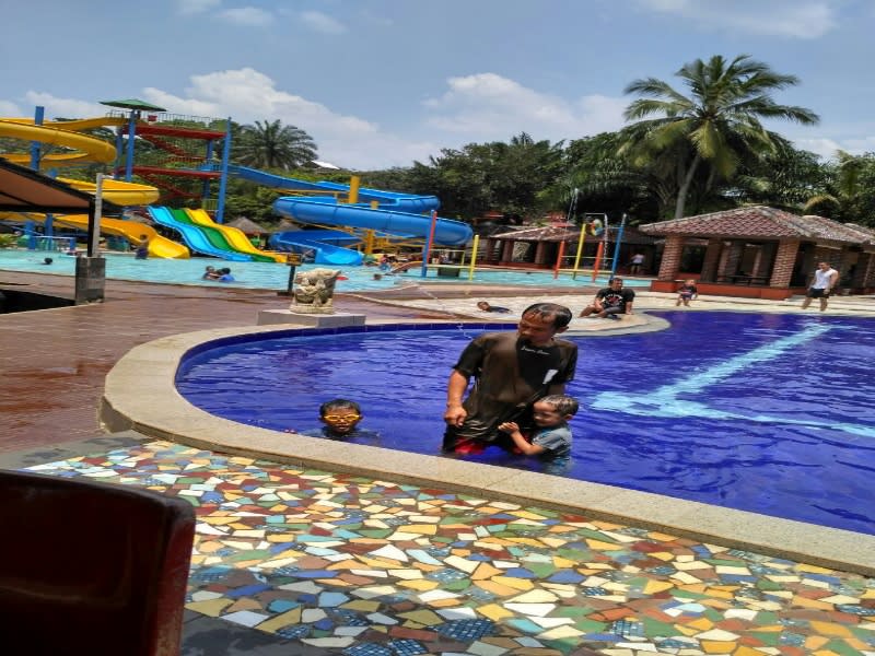 Kolam-renang-yang-menarik-untuk-anak-anak