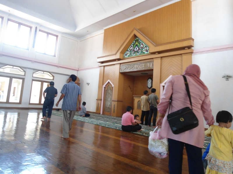 Suasana dalam di dalam Mesjid Raya Ciromed