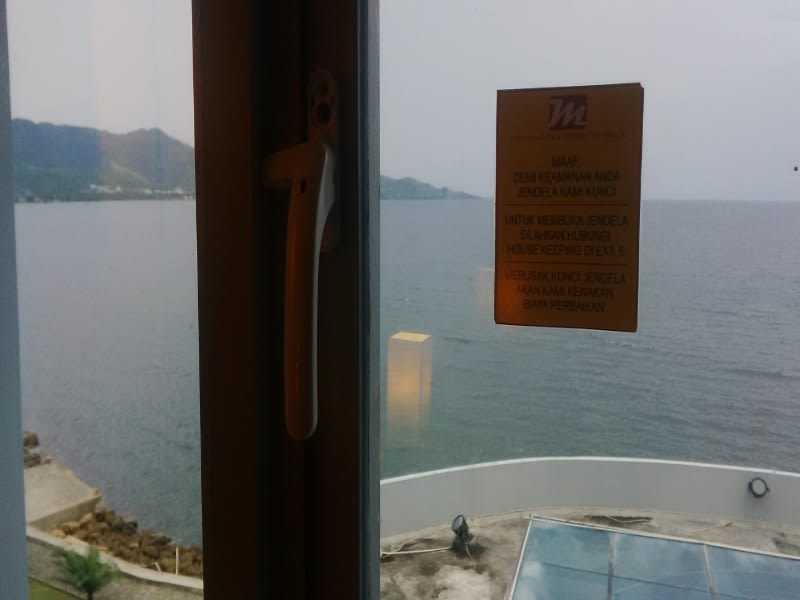 Salah satu daya tarik Hotel D'Maleo Mamuju adalah pemandangannya. Hotel ini ada di tepian lautan