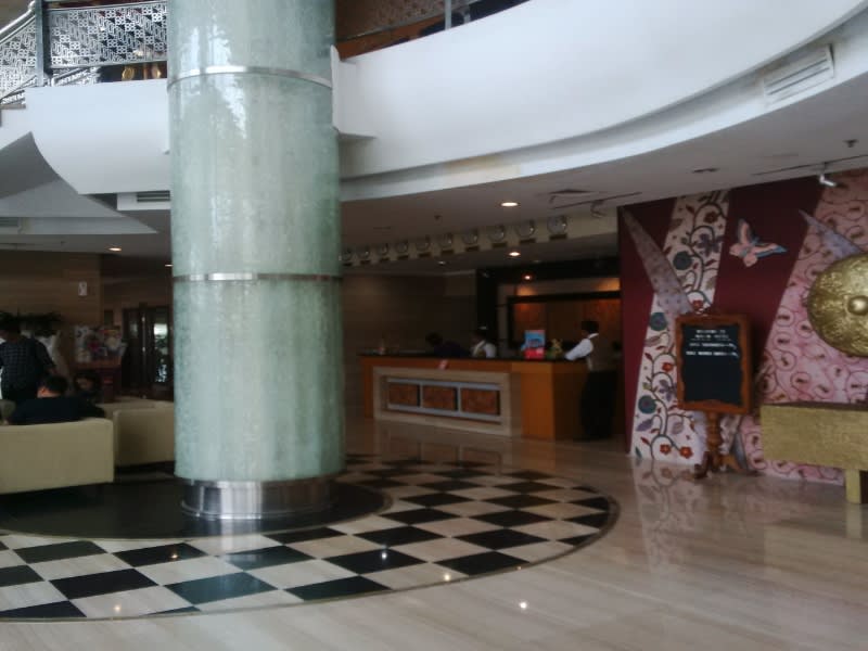Suasana di dalam lobi Hotel Rose In