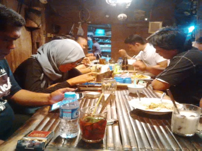 Asyiknya makan rame-rame di Bakmi Jowo Mbah Gito