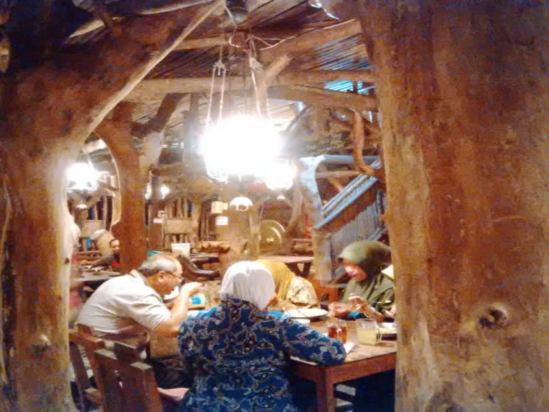 Buka dari jam 11.00-23.00, Bakmi Jowo Mbah Gito selalu ramai pengunjung