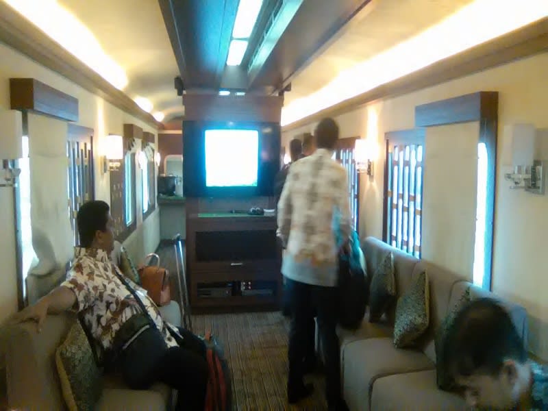 Suasana dalam gerbong kereta wisata 'Sumatera' satu rangkaian dengan gerbong kereta Argo Dwipangga