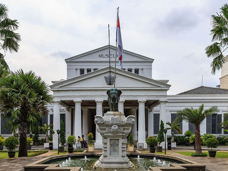 Museum indonesia. Национальный музей Джакарта. Джакарта музей. Исторический музей Джакарты. Музеи Индонезии.