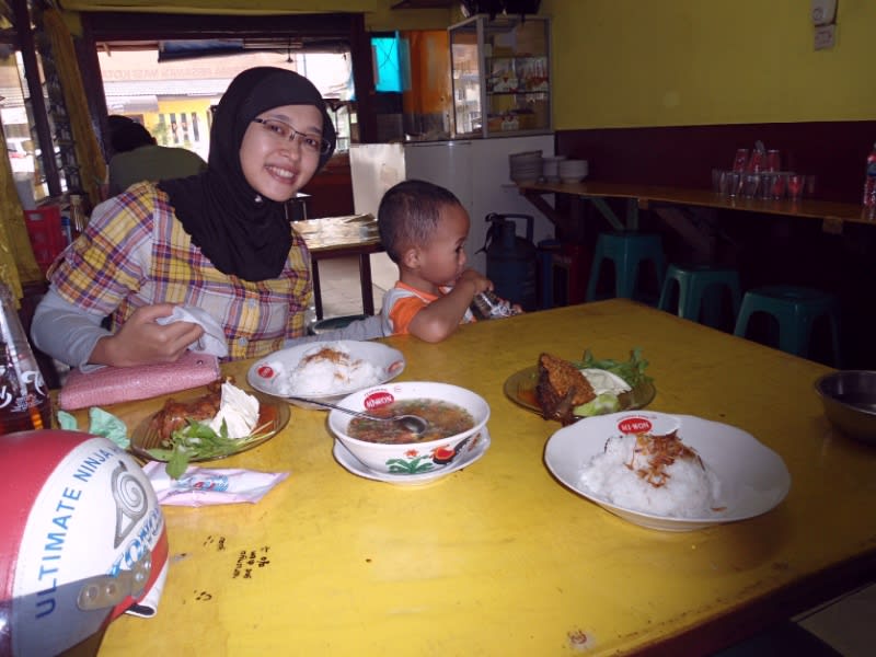 Makan bareng keluarga di Pondok Makan Cak Tris, Cipete Raya