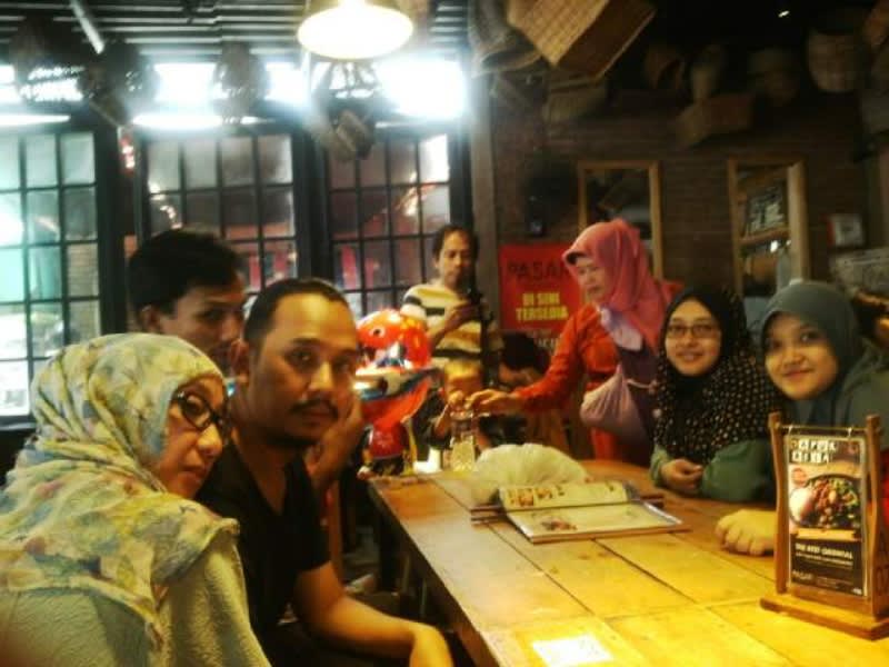 Asyiknya makan rame-rame di Pasar Cisangkuy, Bandung