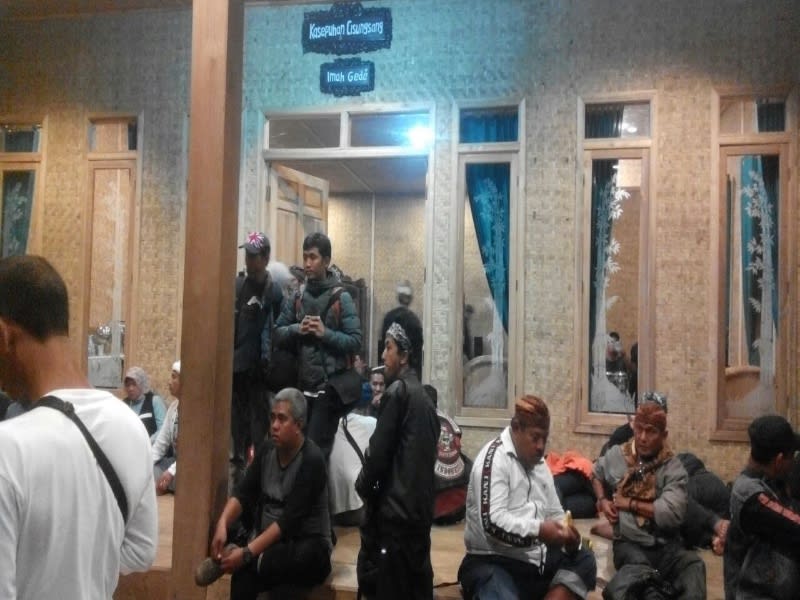 Teras depan rumah Abah Usep Suyatma, kasepuhan Desa Cisungsang, Lebak, Banten yang sering disebut imah gede
