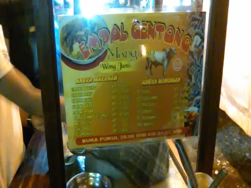 Empal gentong Mang En, salah satu penjual empal di Jakarta