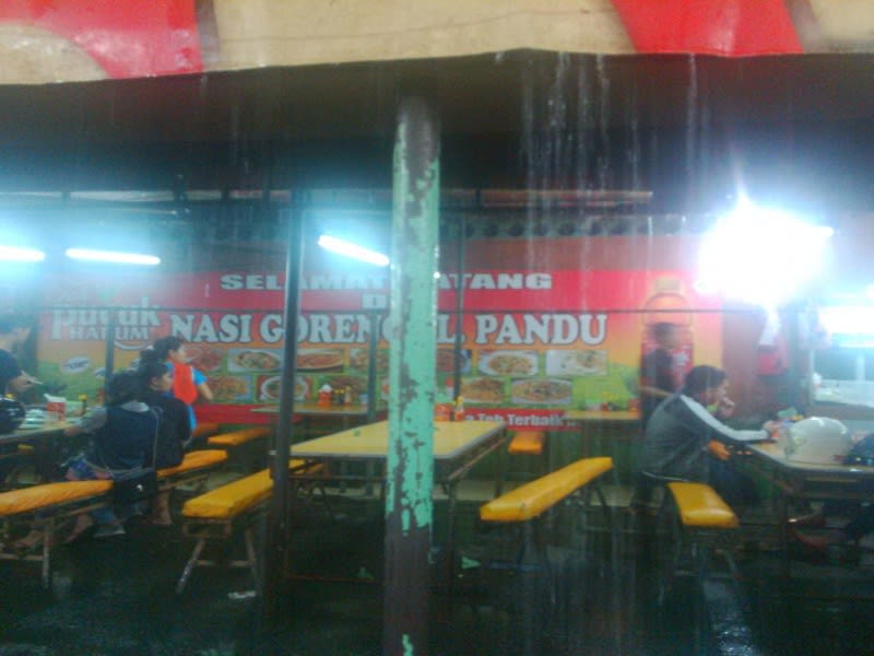 Di Jalan Pandu Medan, ada dua warung nasi goreng terkenal yang dimiliki kakak beradik