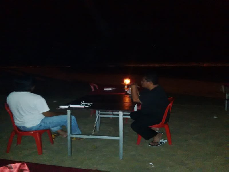 Makan malam di Jimbaran Beach Cafe mengesankan, ditemani debur ombak dan angin pantai