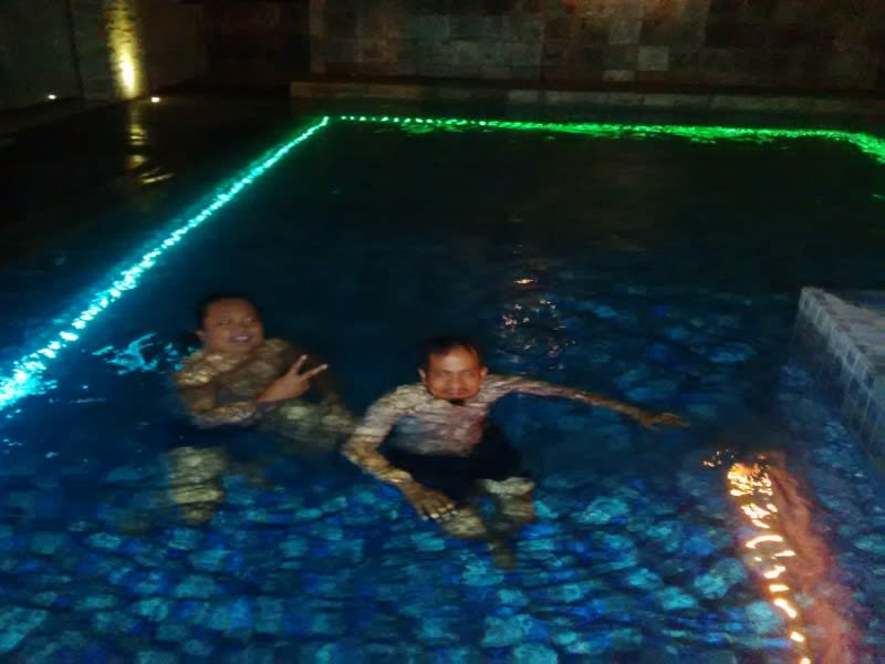 Nyebur di kolam renang Majestic Point Villas, Bali