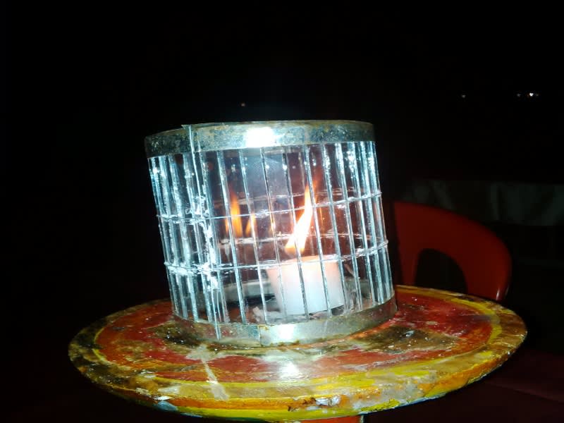 Hanya diterangi lilin, makan malam di Jimbaran terasa sangat romantis