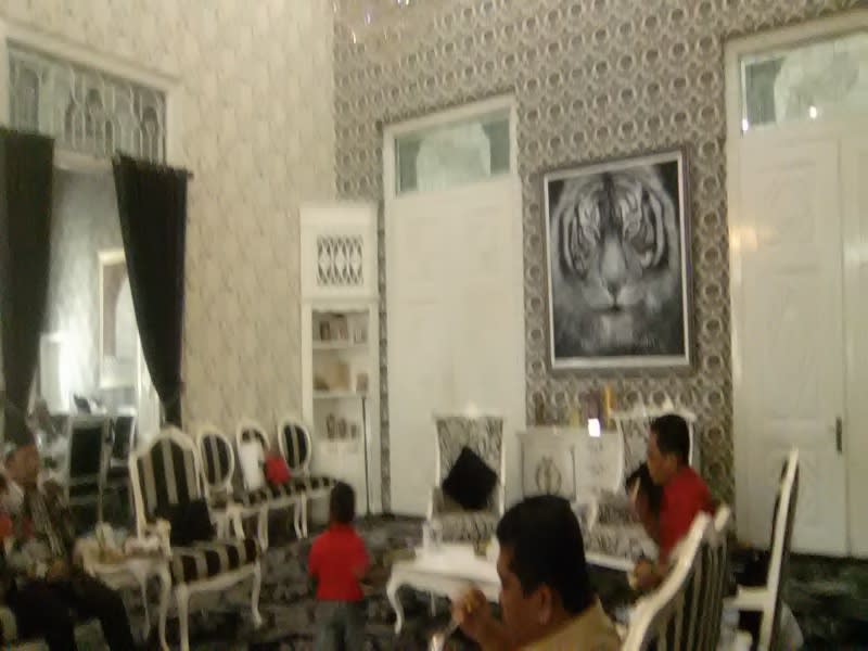 Lukisan kepala harimau di ruang depan Gedung Negara Purwakarta