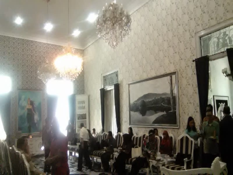 Lukisan pemandangan di dalam Gedung Negara