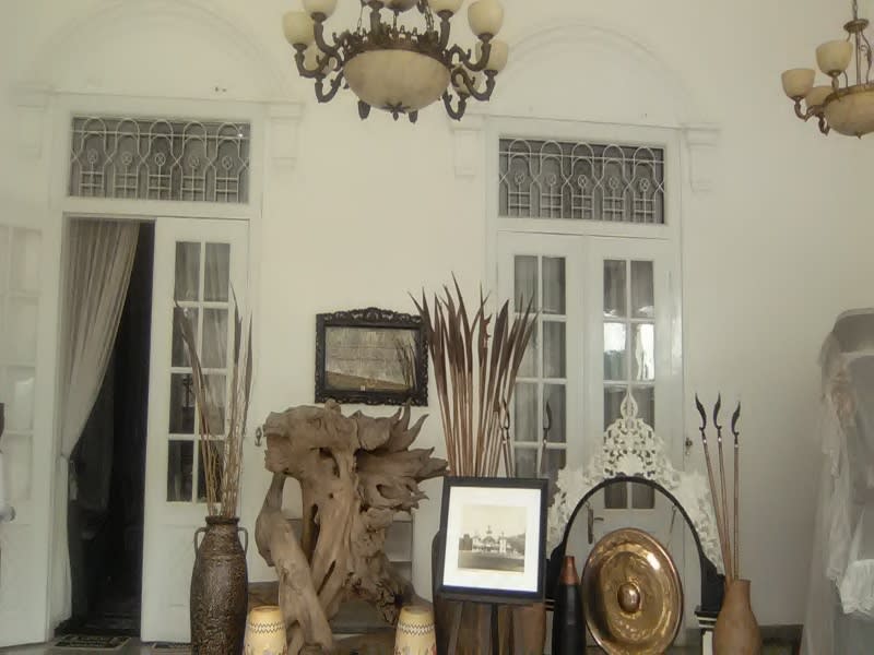 Beberapa pajangan di serambi depan Gedung Negara Purwakarta