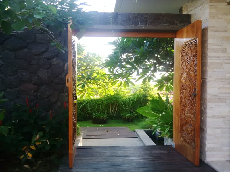 Pintu masuk ke salah satu cottage di Majestic Point Villas, Bali