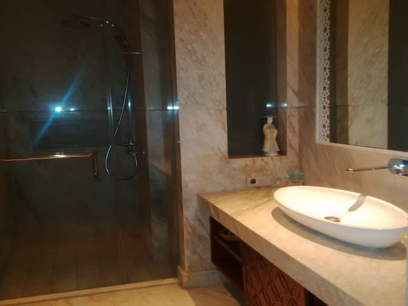 Kamar mandi di cottage Majestic Point Villas lega dan lapang