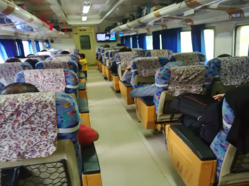 Suasana dalam gerbong kereta Taksaka I