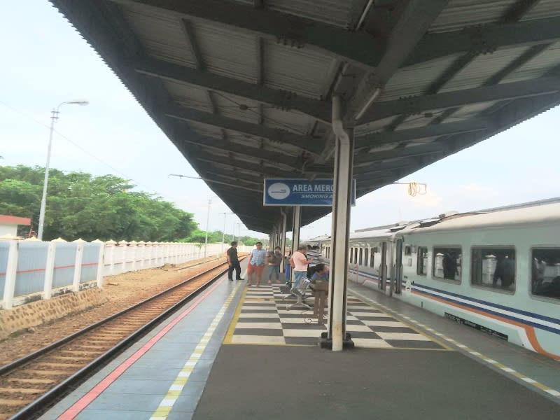 Pemandangan para perokok saat kereta berhenti di stasiun Cirebon