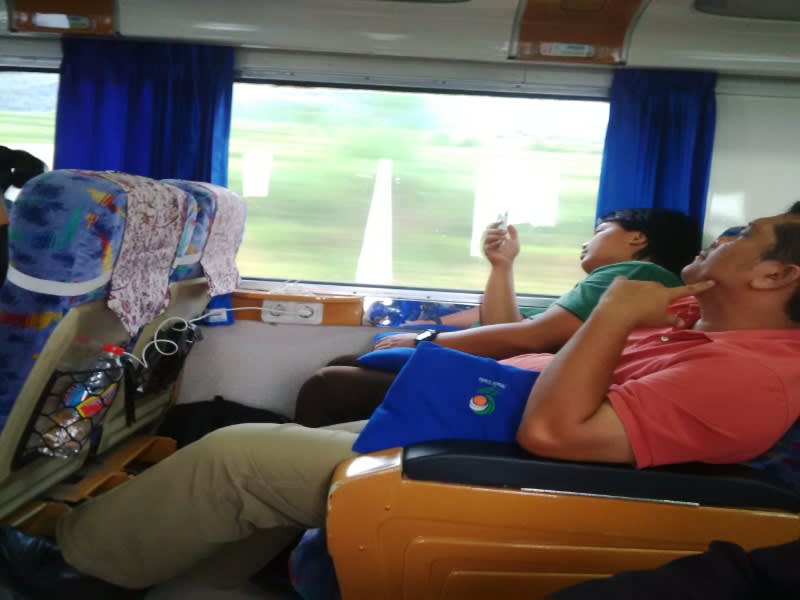 Naik kereta sekarang nyaman. Sepanjang perjalanan di suguhi pemandangan yang menyegarkan mata