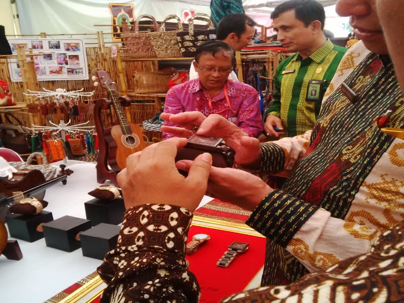 Pengunjung beramai-ramai mencoba jam JKW yang dipromosikan Mendagri