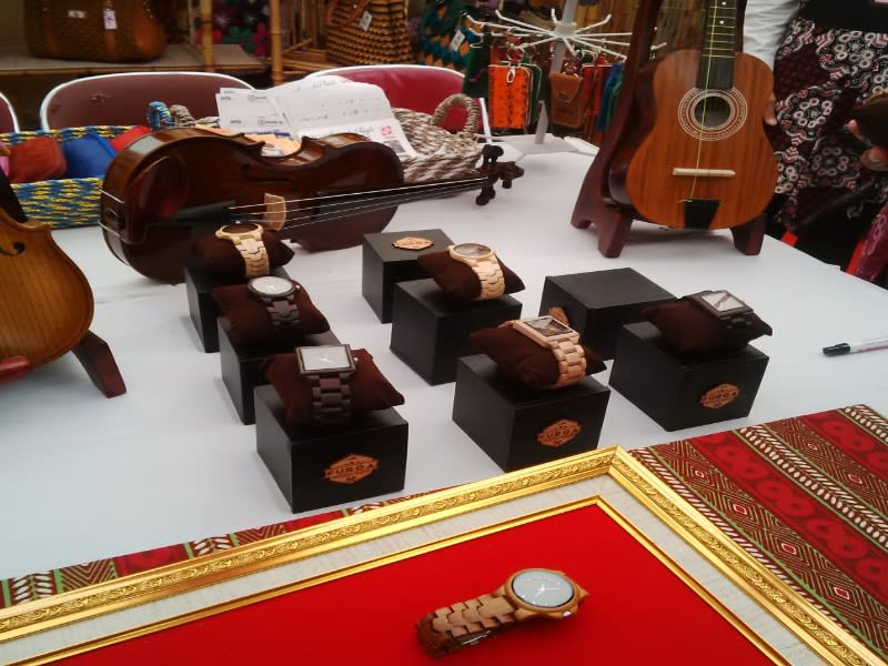 Beberapa model jam kayu JKW yang dipamerkan di hari otonomi daerah