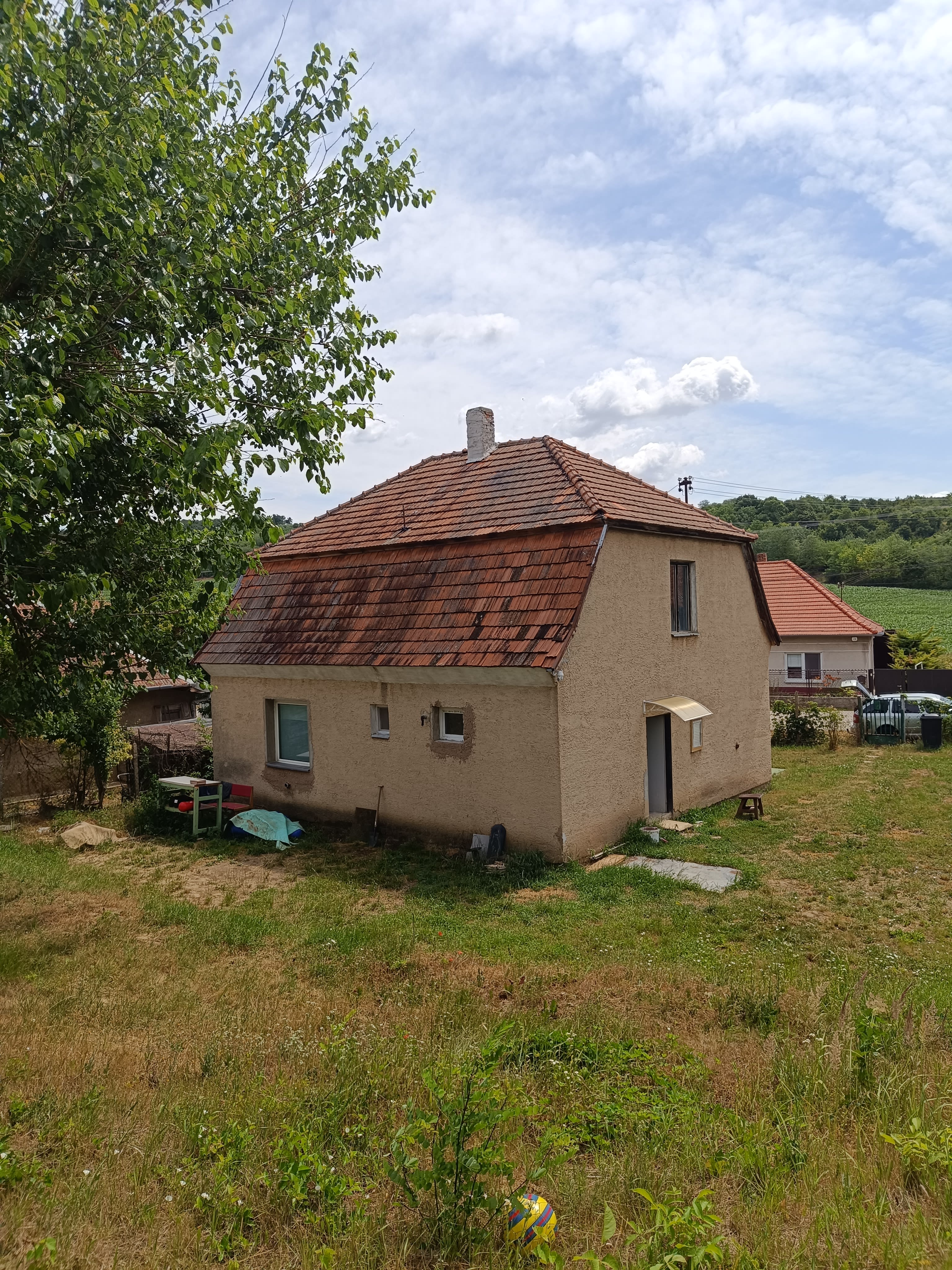 Predám slnečný dom v lokalite Semerovo