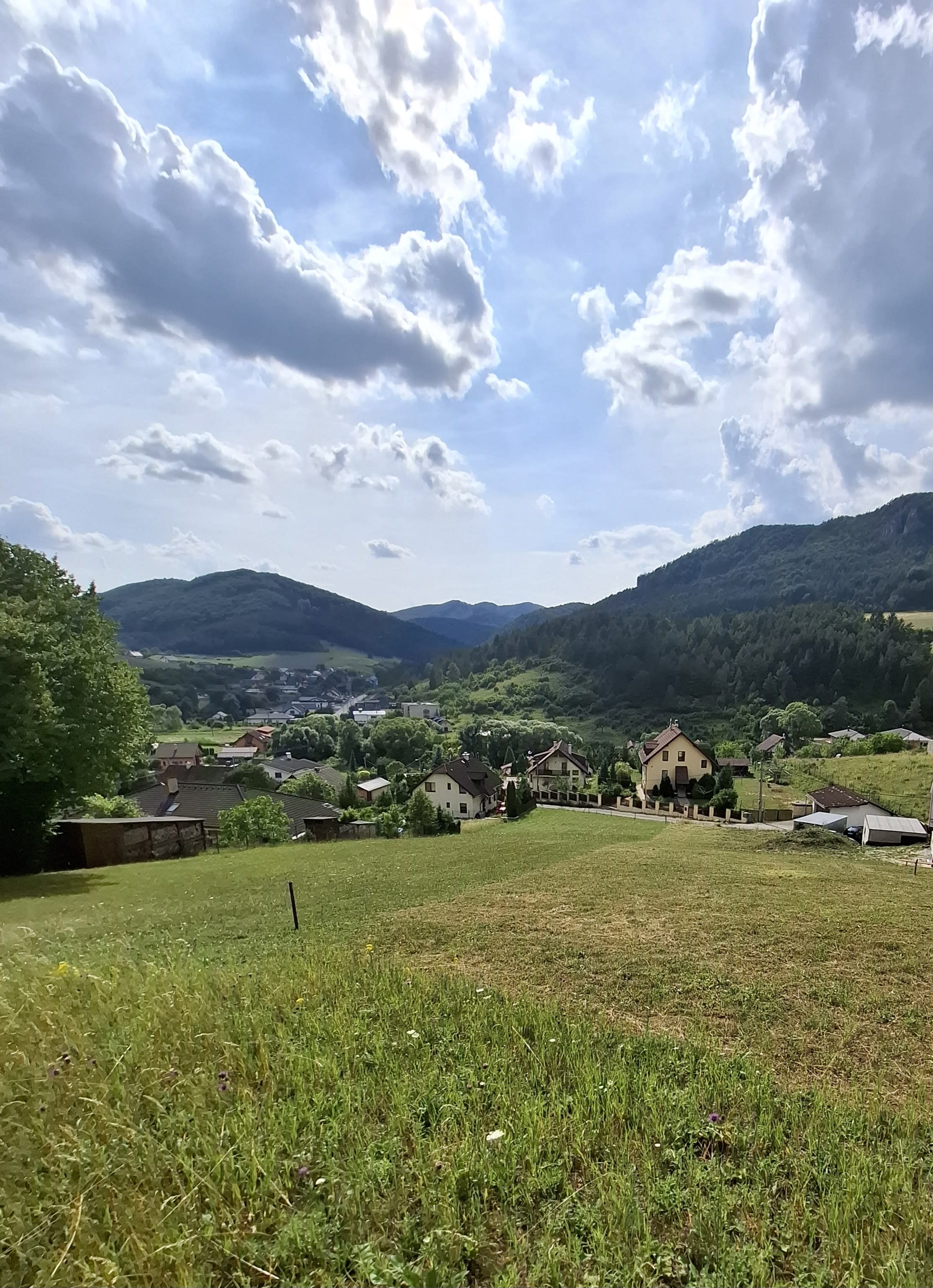 Predám slnečný pozemok v lokalite Lietavská Svinná