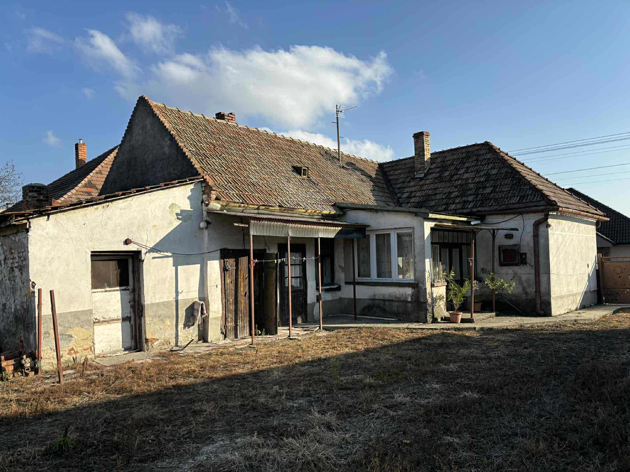 Predám Pozemok so starým domom dom v lokalite Ohrady