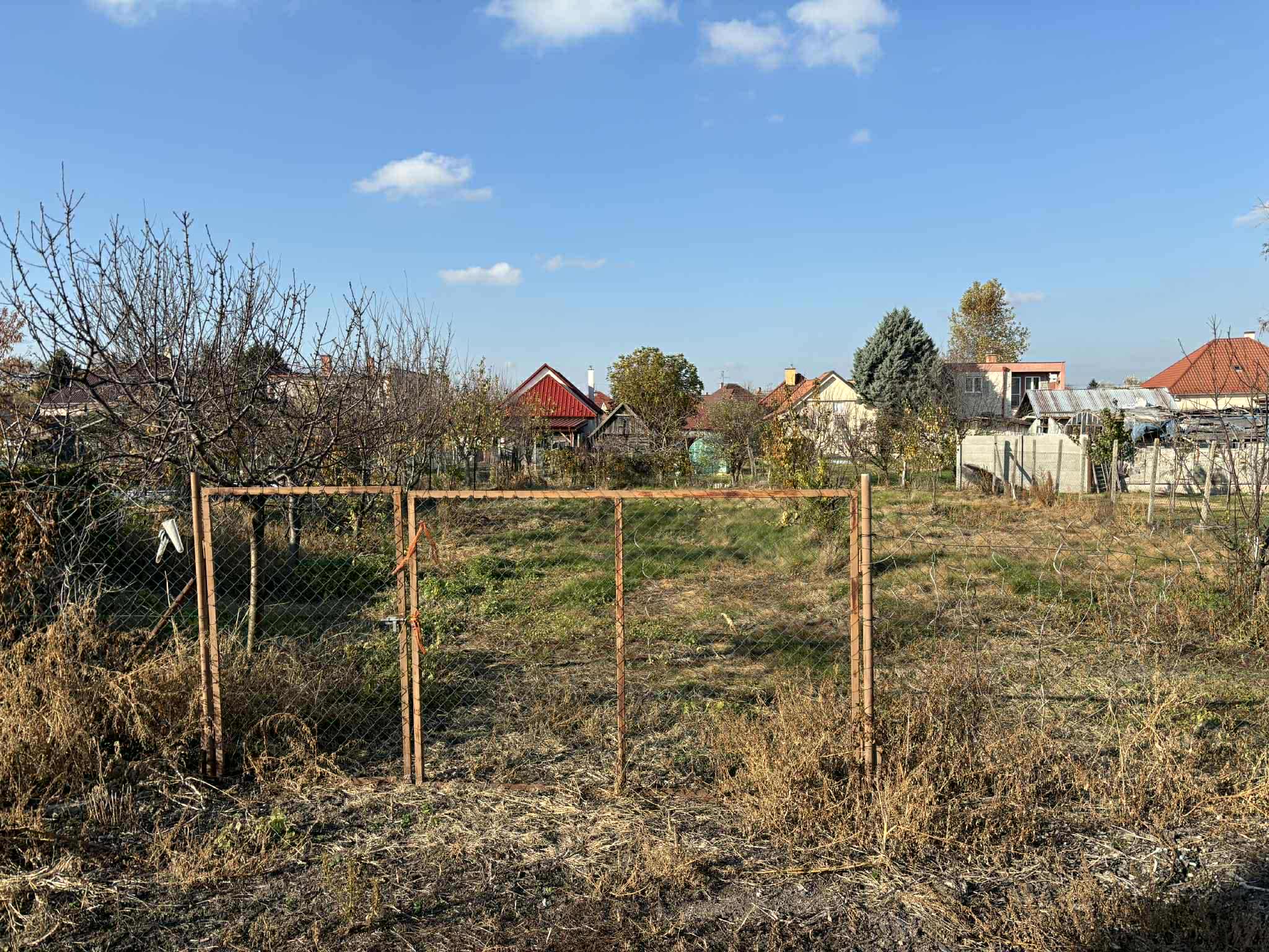 Predám Pozemok so starým domom dom v lokalite Ohrady