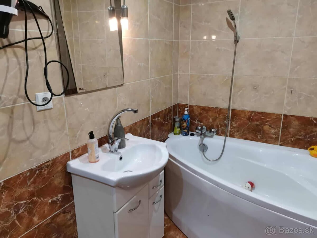 Predám obrovský dom v lokalite Streda nad Bodrogom